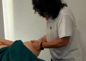 Masaje de estiramiento en escuela ismet centro de formación en salud integrativa Barcelona