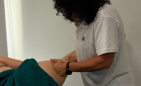 Masaje de estiramiento en escuela ismet centro de formación en salud integrativa Barcelona