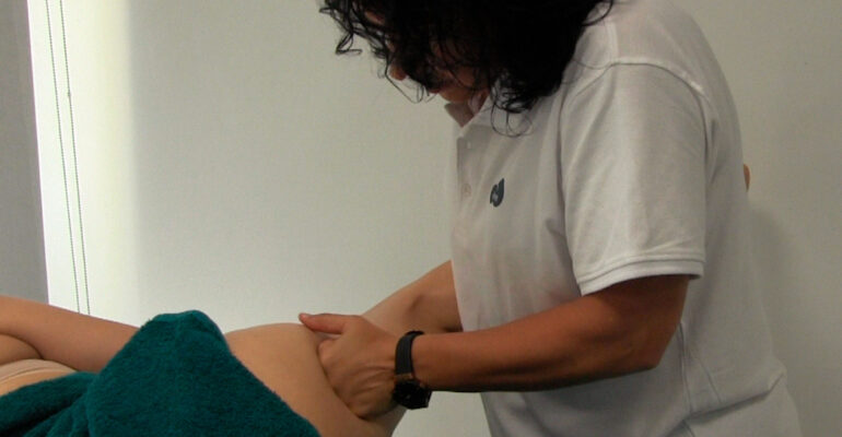 Masaje de estiramiento en escuela ismet centro de formación en salud integrativa Barcelona