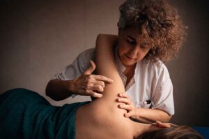 Experto en quiromasaje y masaje deportivo, con especialización en técnicas avanzadas de masaje. En centro de formación ISMET en Barcelona