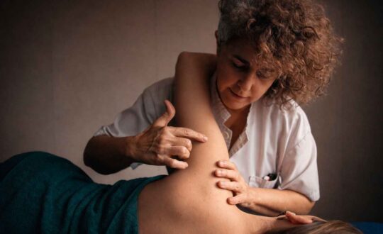 Experto en quiromasaje y masaje deportivo, con especialización en técnicas avanzadas de masaje. En centro de formación ISMET en Barcelona