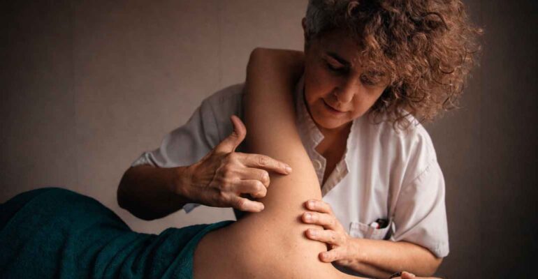 Experto en quiromasaje y masaje deportivo, con especialización en técnicas avanzadas de masaje. En centro de formación ISMET en Barcelona