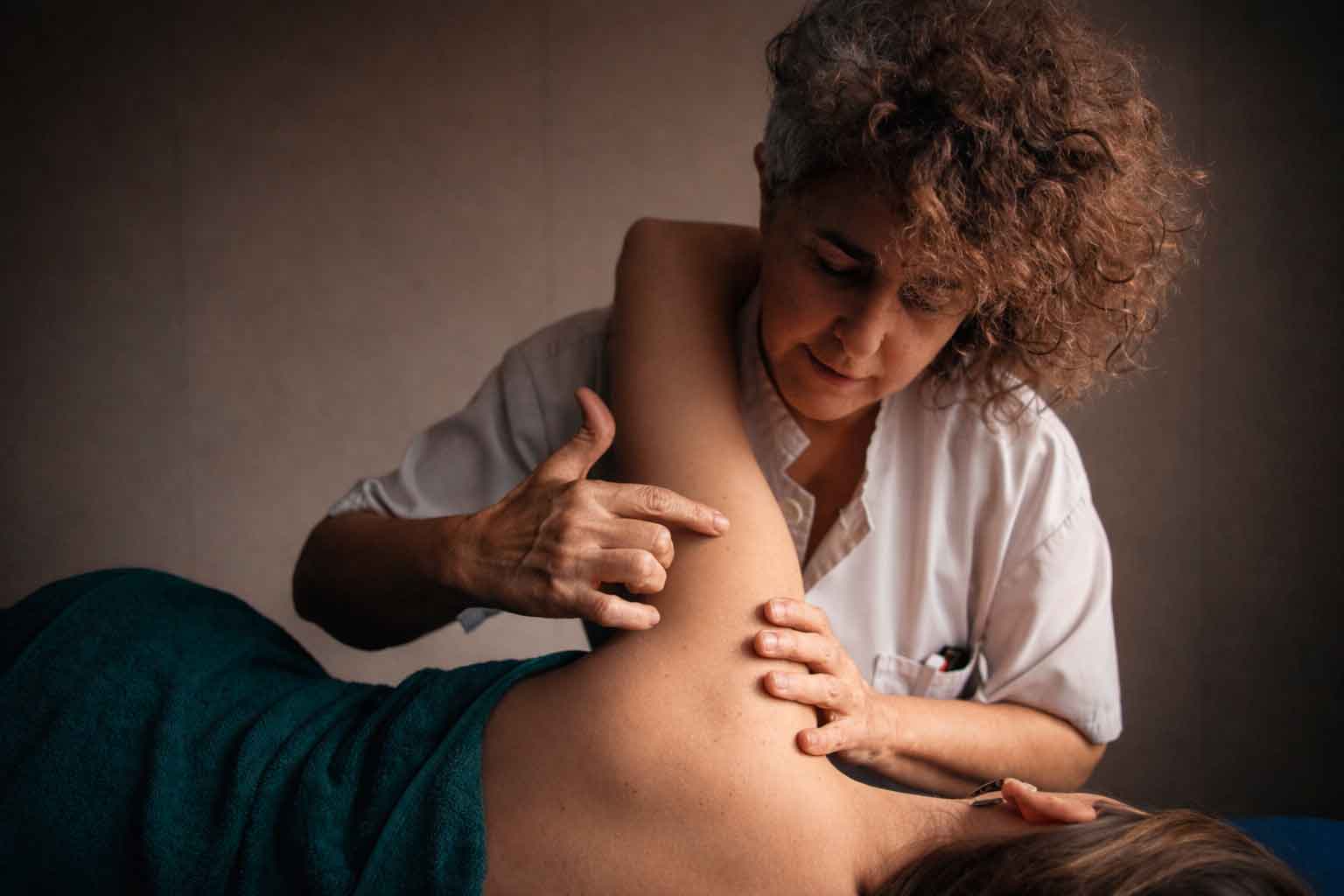 Experto en quiromasaje y masaje deportivo, con especialización en técnicas avanzadas de masaje. En centro de formación ISMET en Barcelona