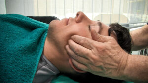 curso de Masaje relajante de cervicales y craneofacial en la escuela ISMET
