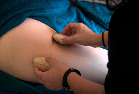Anticelulítico de piernas y glúteos con chanbeauté, la estética terapéutica, en centro de formación en salud integrativa ISMET Barcelona