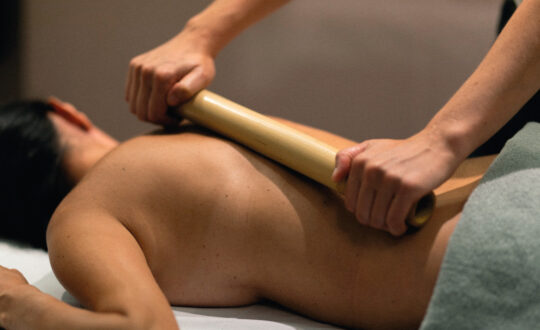 masaje con cañas de bambú Bambuterapia Balinesa. En centro de formación ISMET Barcelona