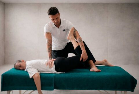 Maniobras de masaje Tailandés, para lumbociatalgias adaptadas a camilla