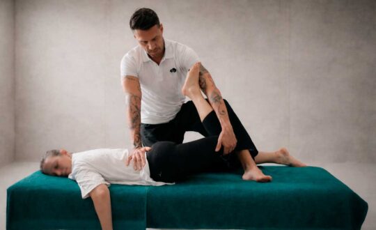 Maniobras de masaje Tailandés, para lumbociatalgias adaptadas a camilla
