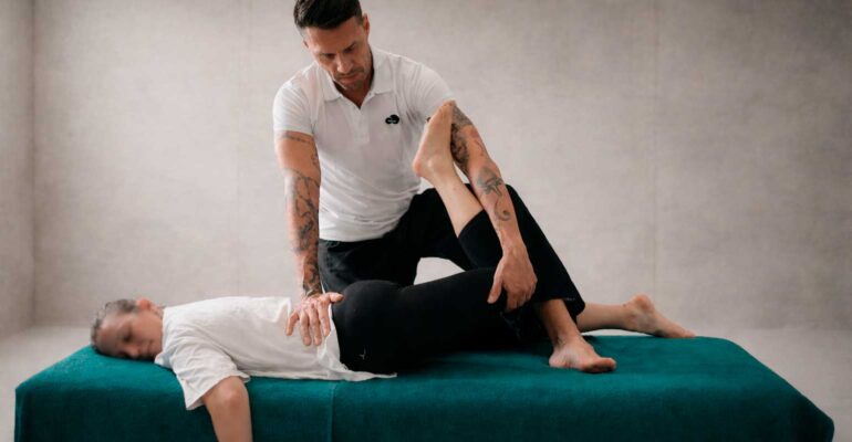 Maniobras de masaje Tailandés, para lumbociatalgias adaptadas a camilla