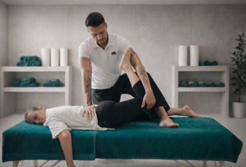 Maniobras de masaje Tailandés, para lumbociatalgias adaptadas a camilla