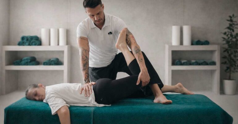 Maniobras de masaje Tailandés, para lumbociatalgias adaptadas a camilla