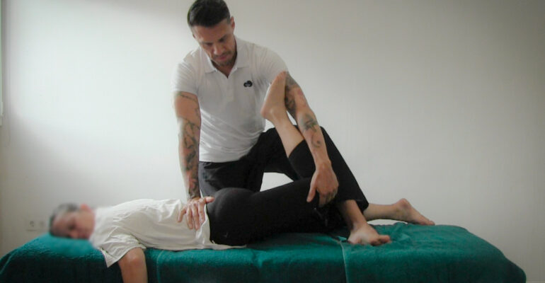 Maniobras de masaje Tailandés, para lumbociatalgias adaptadas a camilla